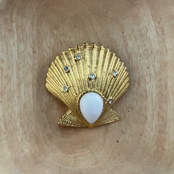 Trifari | Jewelry | Vintage Trifari Signed Gold Clam Shell ...